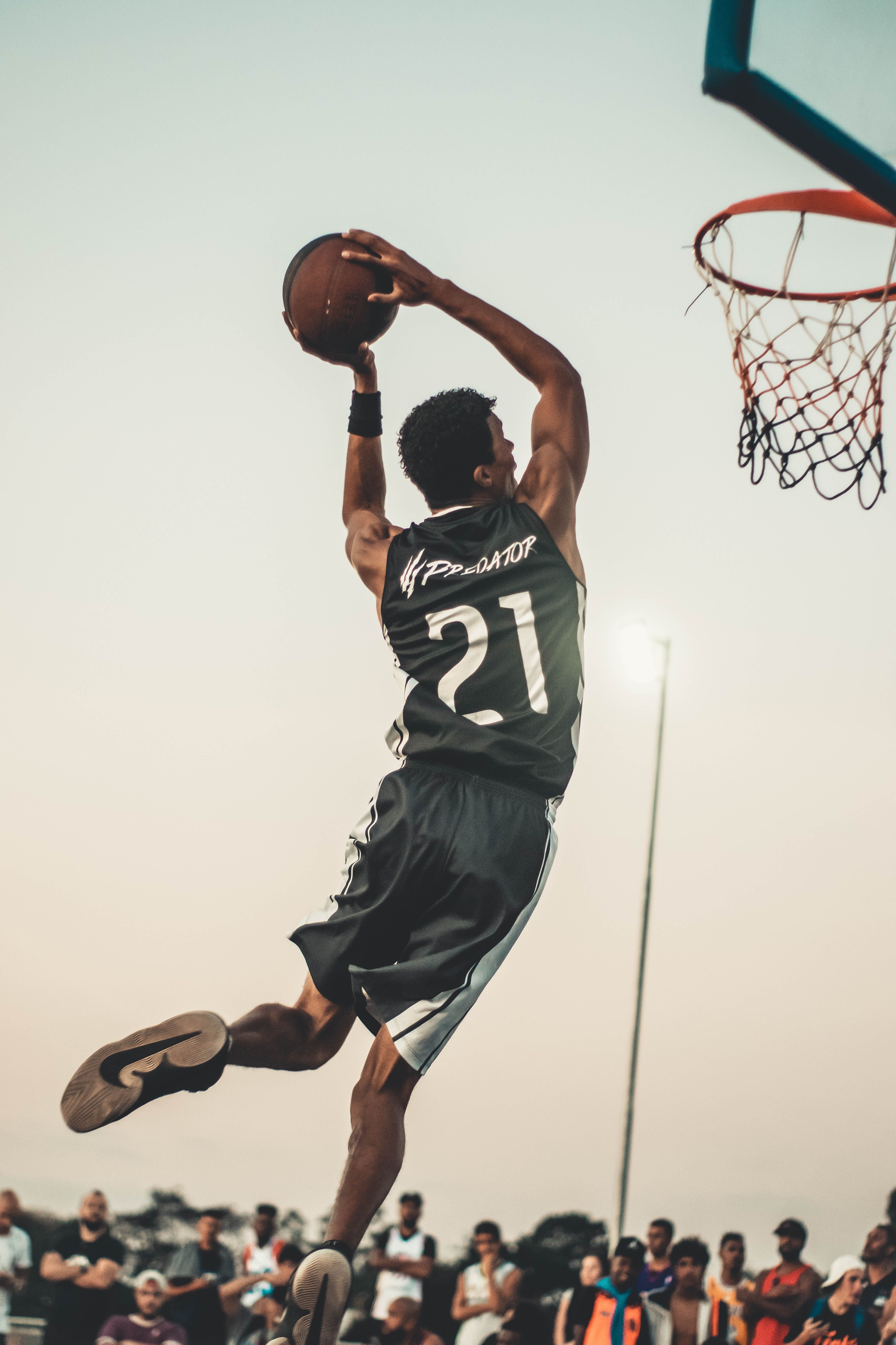 Joueur de basketball en action